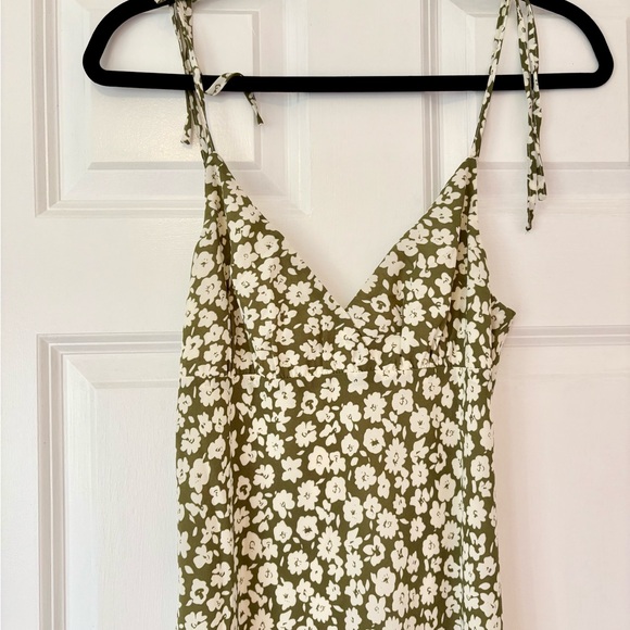 💚PETAL & PUP Blaire Dress - Olive Green Floral - Picture 8 of 16